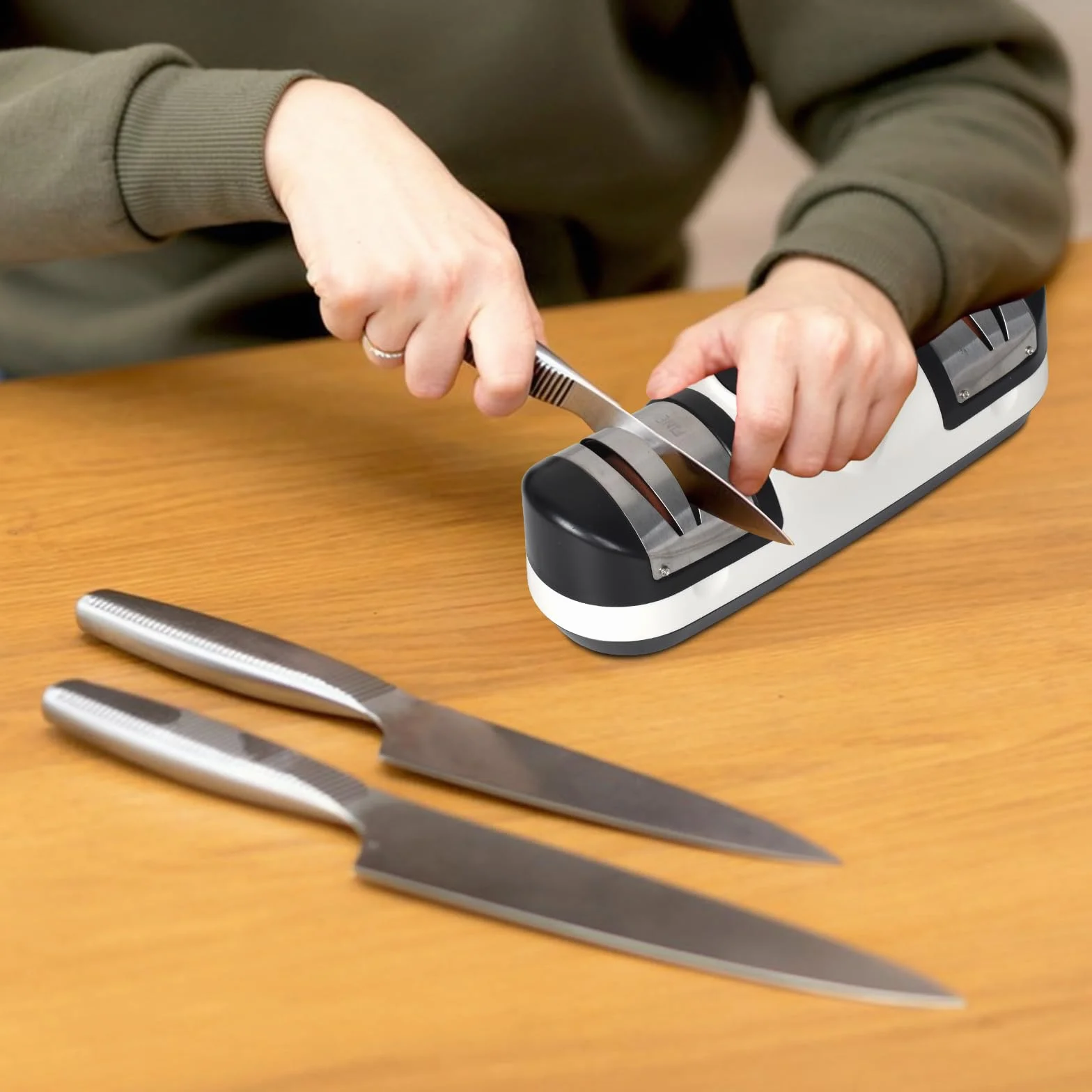 Colexy Affilacoltelli Elettrico con Diamante, Affilacoltelli Elettrico ad alta Precisione per Uso Domestico, Affilacoltelli Ricaricabile a 3 Velocità con Ricarica USB per un'Affilatura Fine e Ruvida