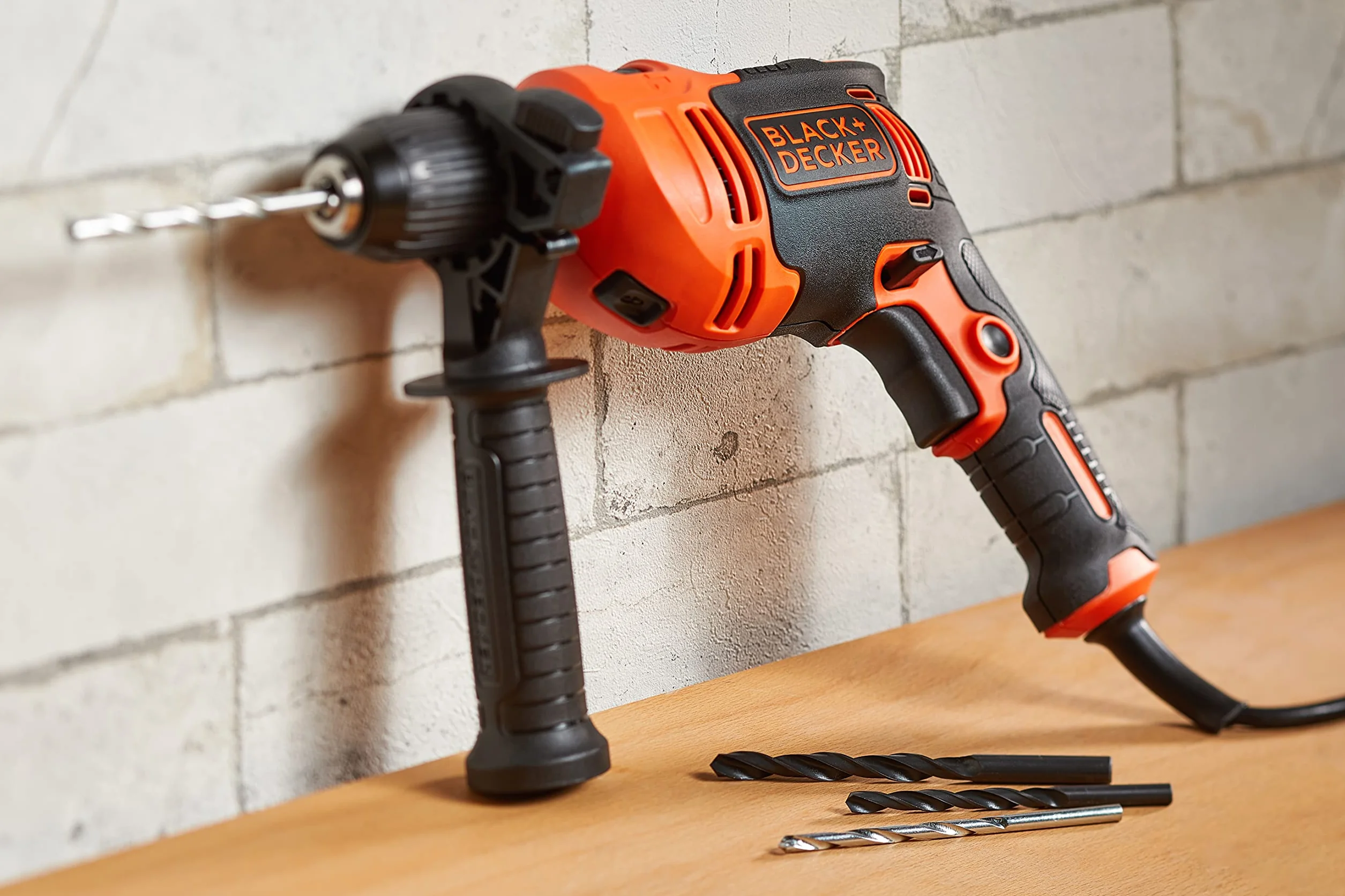BLACK+DECKER 710W Trapano a percussione a filo ad alte prestazioni, 0-2800 giri/min, con 4 punte e kitbox, BEH710K-QS