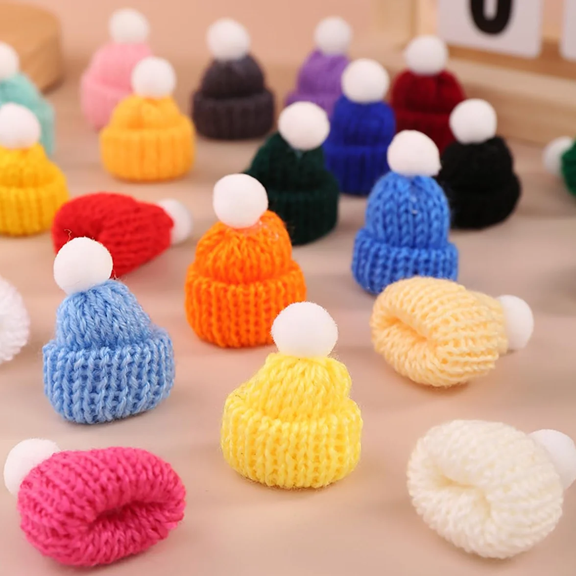 Shirene Mini Cappelli a Maglia,50 Pezzi Mini Cappelli di Lana per Bambole,Mini Cappelli di Natale,Cappelli Decorativi per la Tavola di Natale per Fai da Te,Artigianato,Decorazioni Natalizie