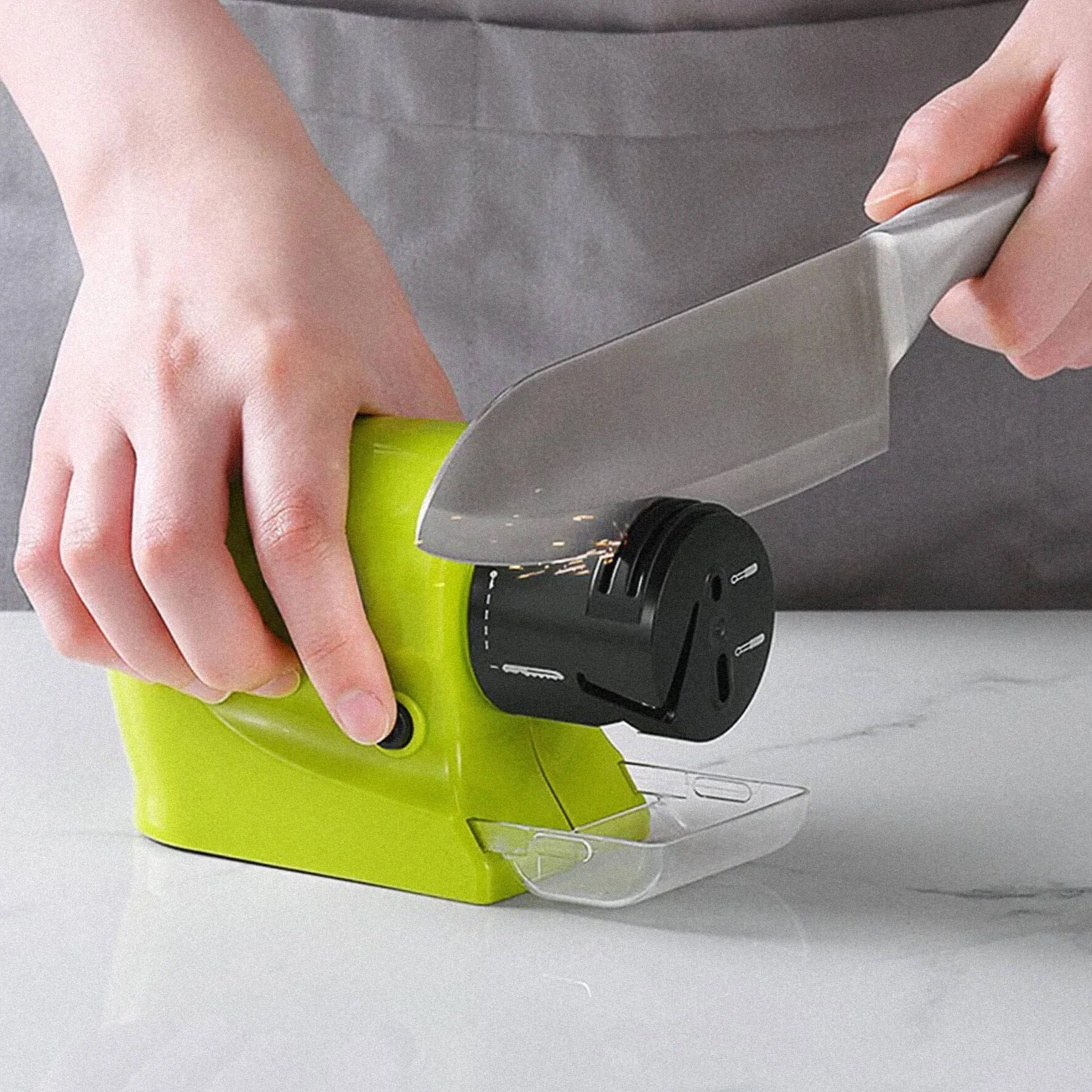 Retoo Affilacoltelli Elettrico per Coltelli e Forbici, Affilatura Grossa, Compatto, 4 Batterie AA