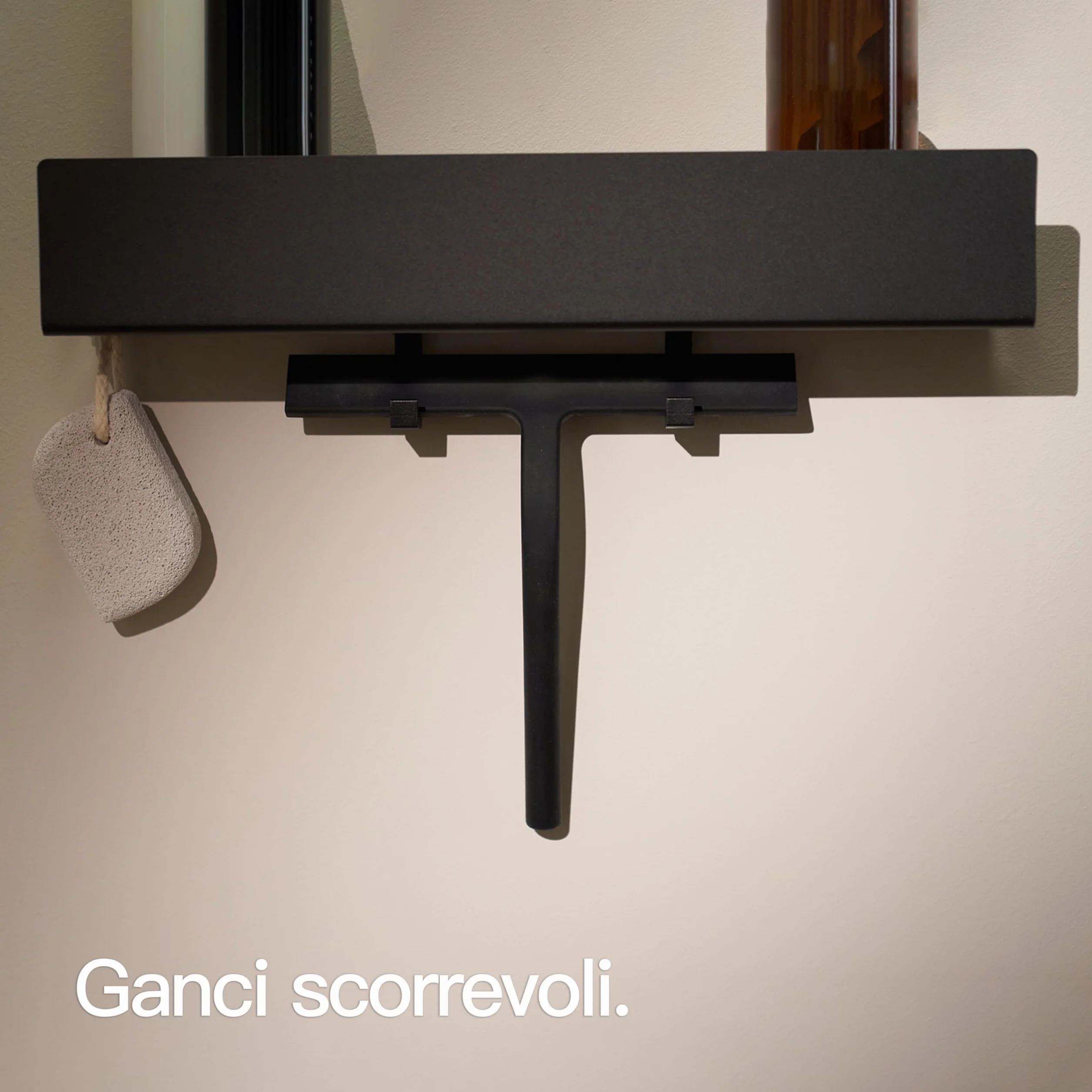 Design Amburgo Mensola doccia senza foratura I Porta sapone per doccia | Mensole Bagno I Portasapone doccia I Mensola Adesiva da Parete I 2 Ganci | Mensola bagno nero 42 cm