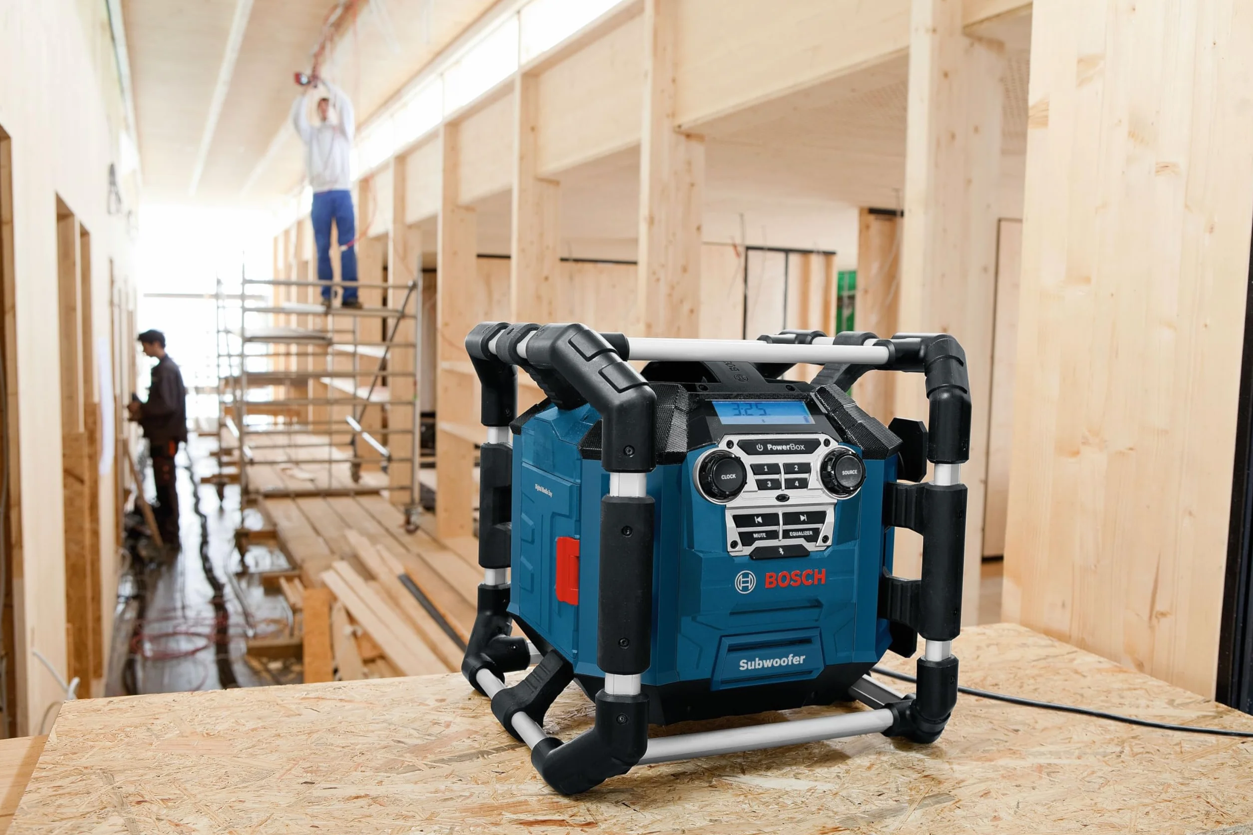Bosch Professional 18V System Radio da cantiere a batteria GPB 18V-5 C (ricezione tramite Bluetooth, FM e AUX, incl. cavo AUX, 2 batterie (AA), in scatola di cartone)