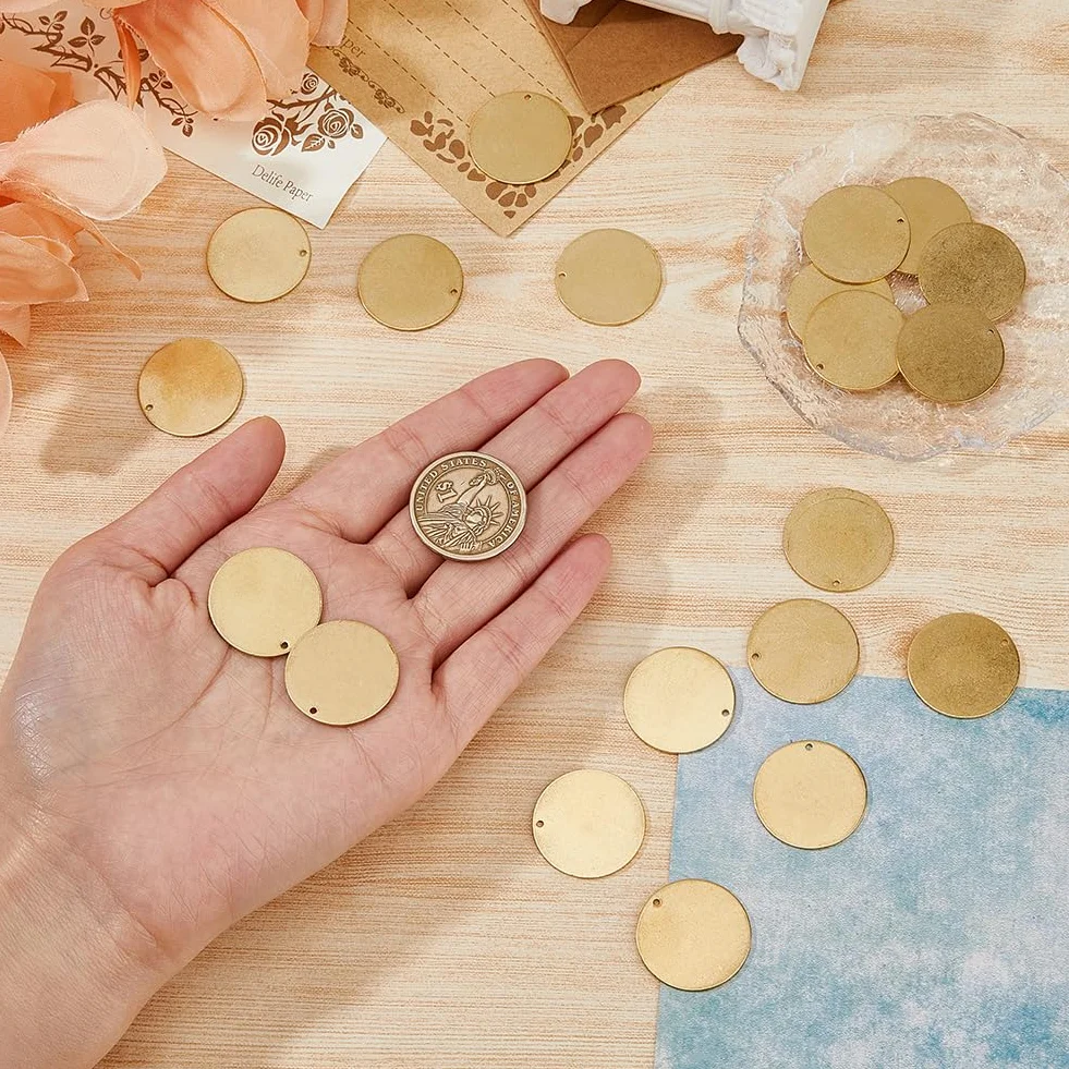DICOSMETIC 20 Pezzi Incisione grezzi 25 mm Ciondolo In Ottone Con Foro Rotondo In Ottone Timbratura Per La Fabbricazione di Orecchini Bracciali E Gioielli