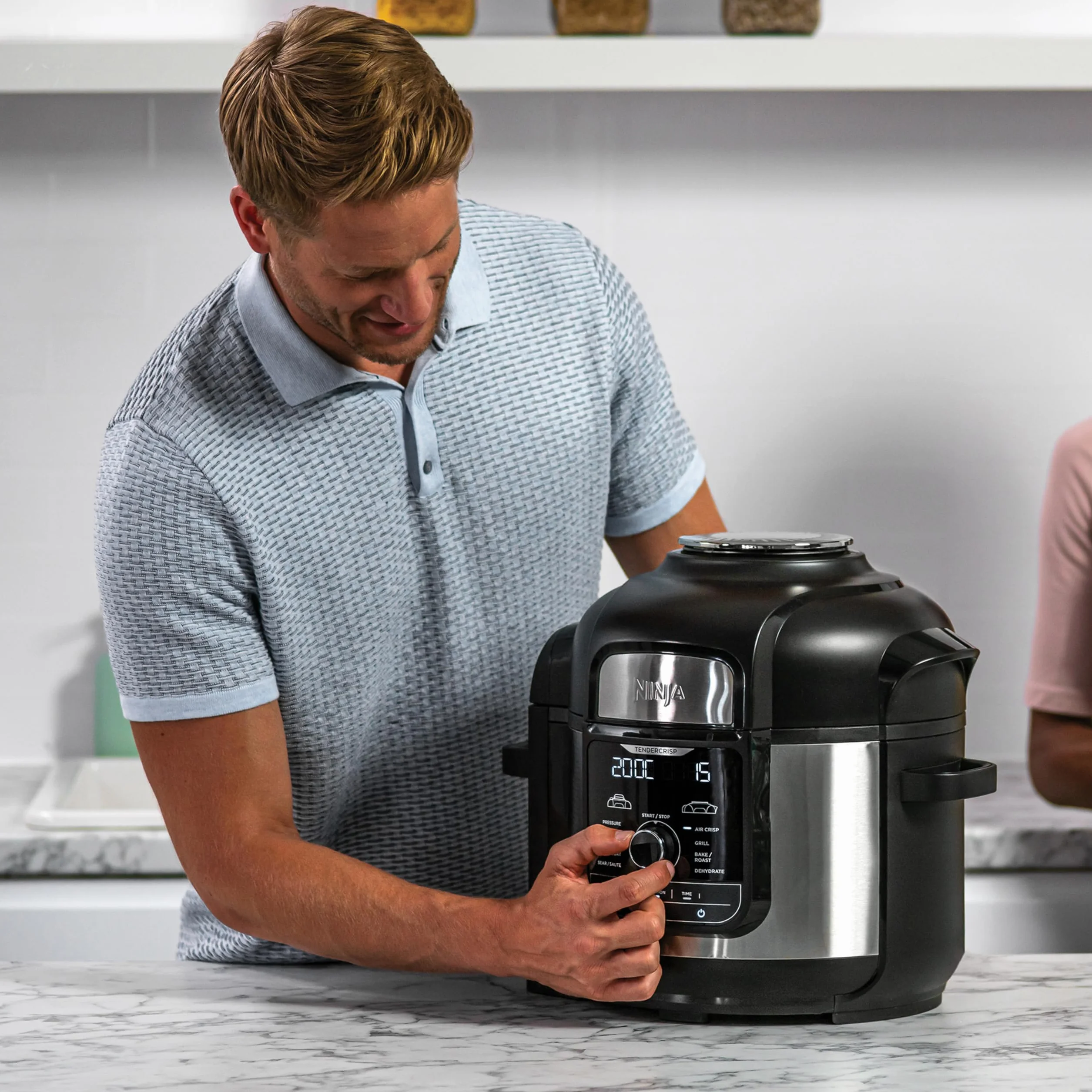 Ninja Foodi MAX Multicooker, 9 in 1, 7.5L, 9 Funzioni di Cottura, Pentola a Pressione, Friggitrice ad Aria, Cottura Lenta, Griglia e Altro, Acciaio Satinato/Nero, OP500EU