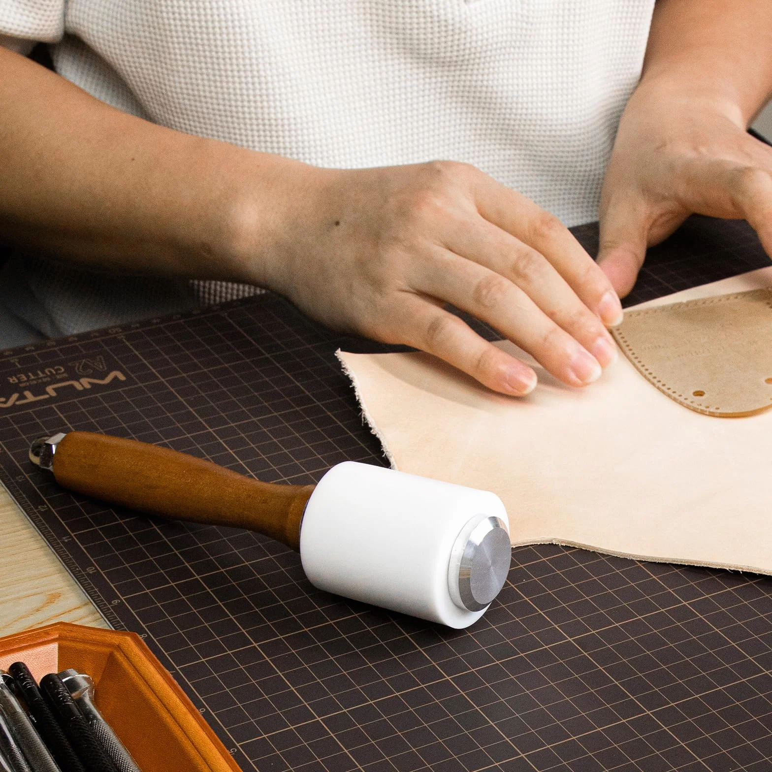 WUTA Martello da intaglio in pelle, 460 g, in nylon, manico in legno, strumento fai da te per artigianato in pelle