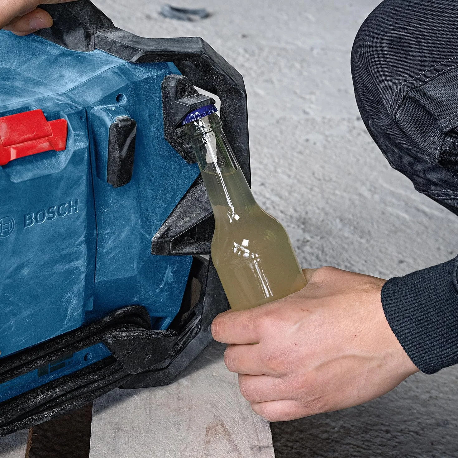 Bosch Professional Radio a batteria GPB 18VH-6 SRC 18V/12V System (ricarica integrata per 18 V e 12 V, incl. apribottiglie, 2 batterie AAA, pellicola protettiva schermo, senza batteria/caricabatteria)
