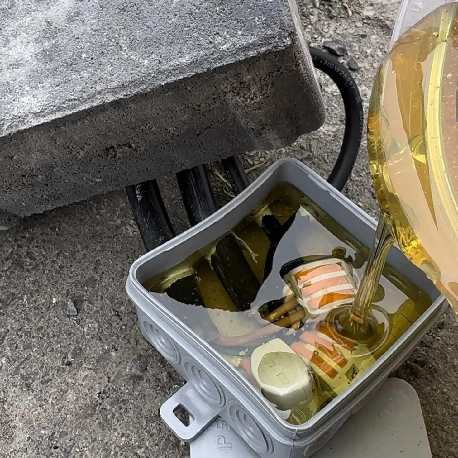 Resina epossidica elettrocolata IP68 e IP69 fino a 1000 Volt, 4,0 kg marrone traslucido (trasparente) – impermeabile per scatole di derivazione, circuiti, manicotti per cavi, ecc.