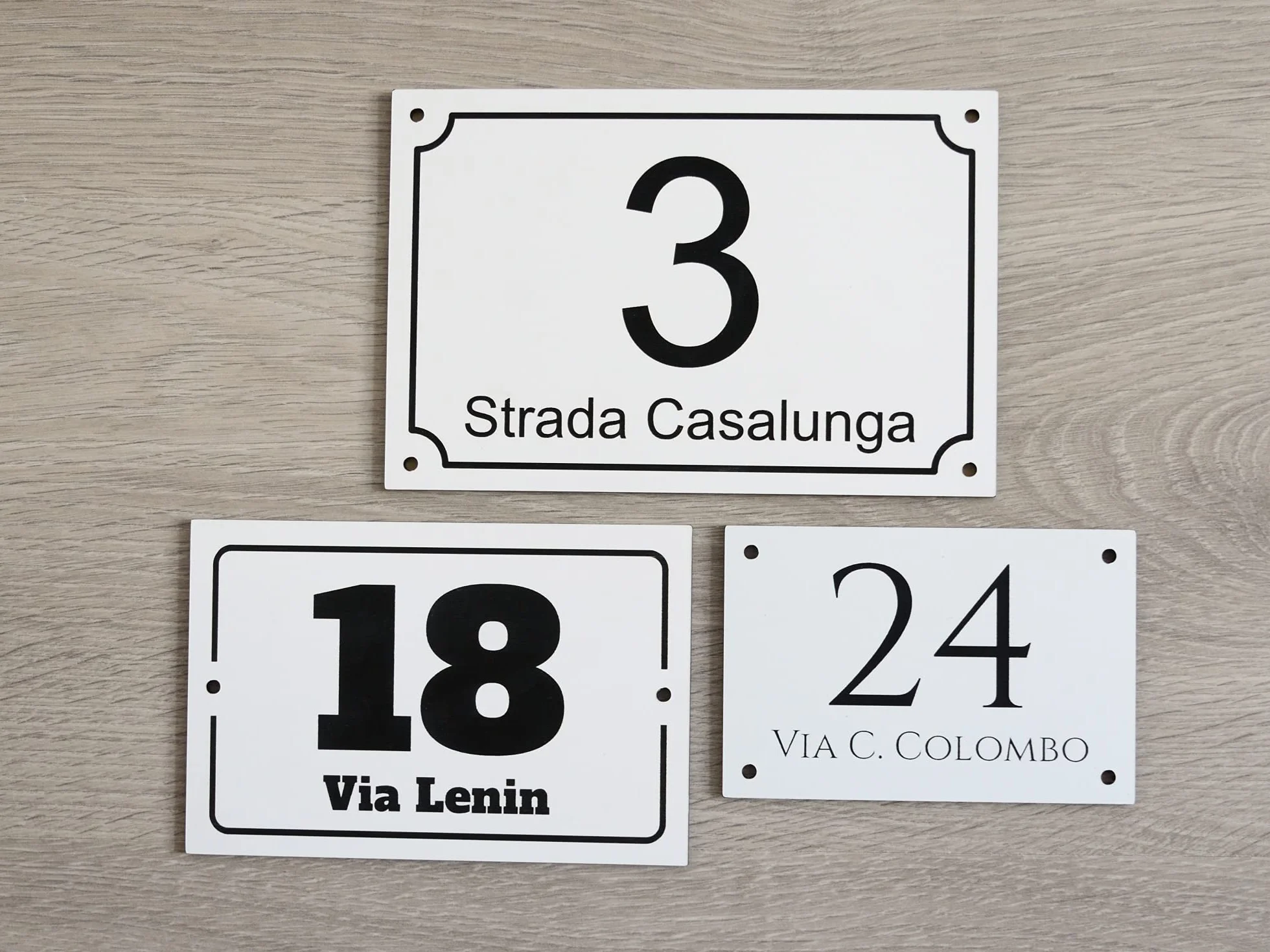 Numero civico in laminato plastico spessore 3.2 mm - Targa per esterno con incisione personalizzata - Formato rettangolare in 3 misure a scelta (Testo Nero - Sfondo Bianco)