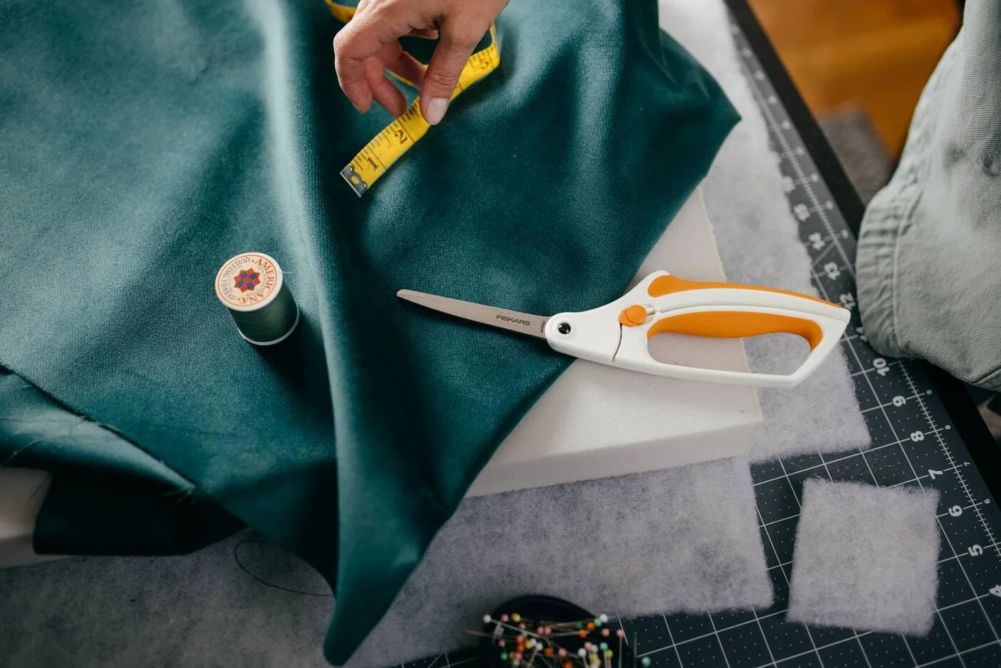 Fiskars Forbici Softgrip per Tessuti, Lunghezza: 26 cm, Lama in Acciaio Inox/Manici in Plastica, Bianco, Easy Action, 1070070