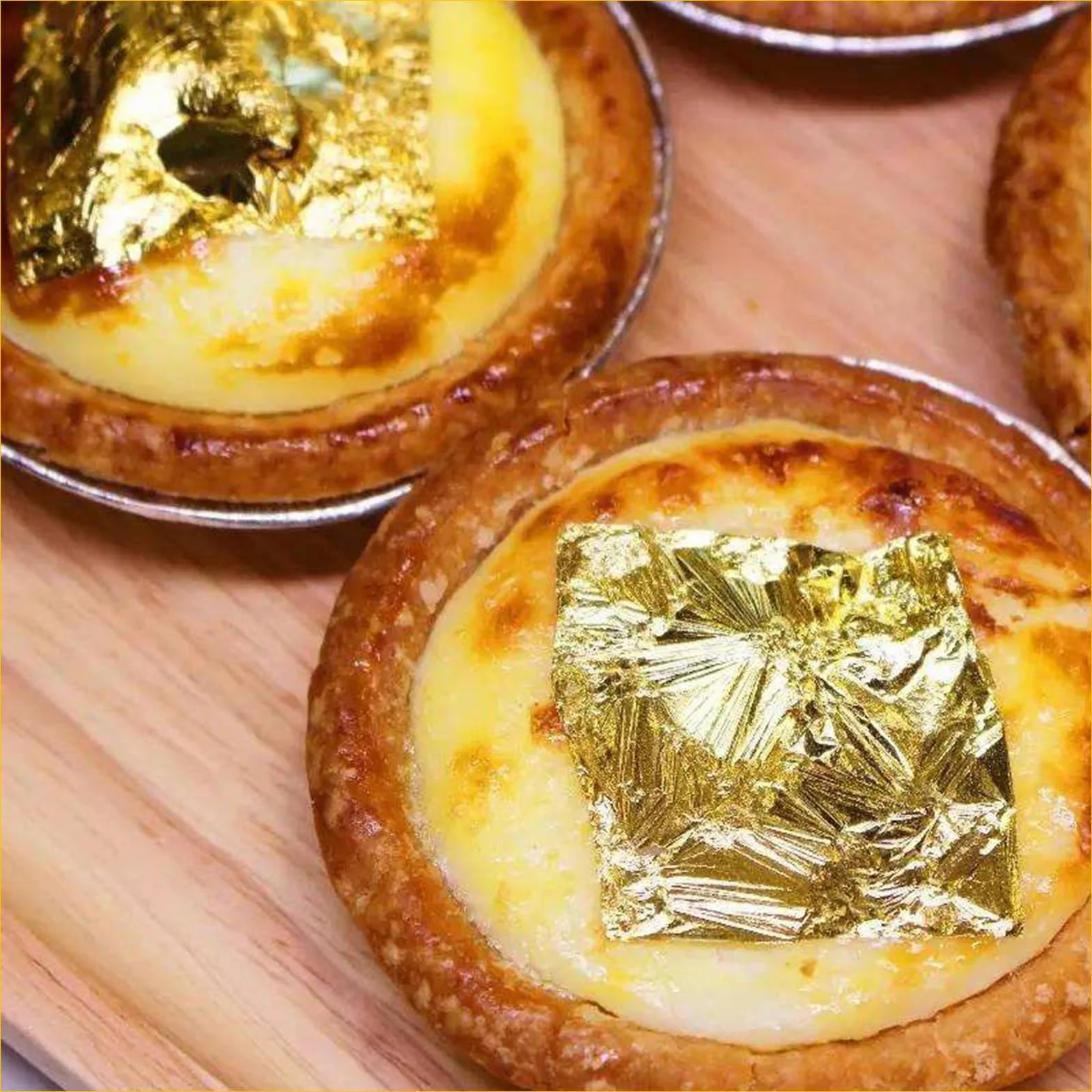 2 Bottiglie Oro Commestibile, Oro Alimentare Scaglie di Foglia d'oro Raffinata, Foglie Pellicola Dorata Commestibili Perfette per Decorazione di Torta Dessert Alimentari Vino Bevande Maschere Manicure