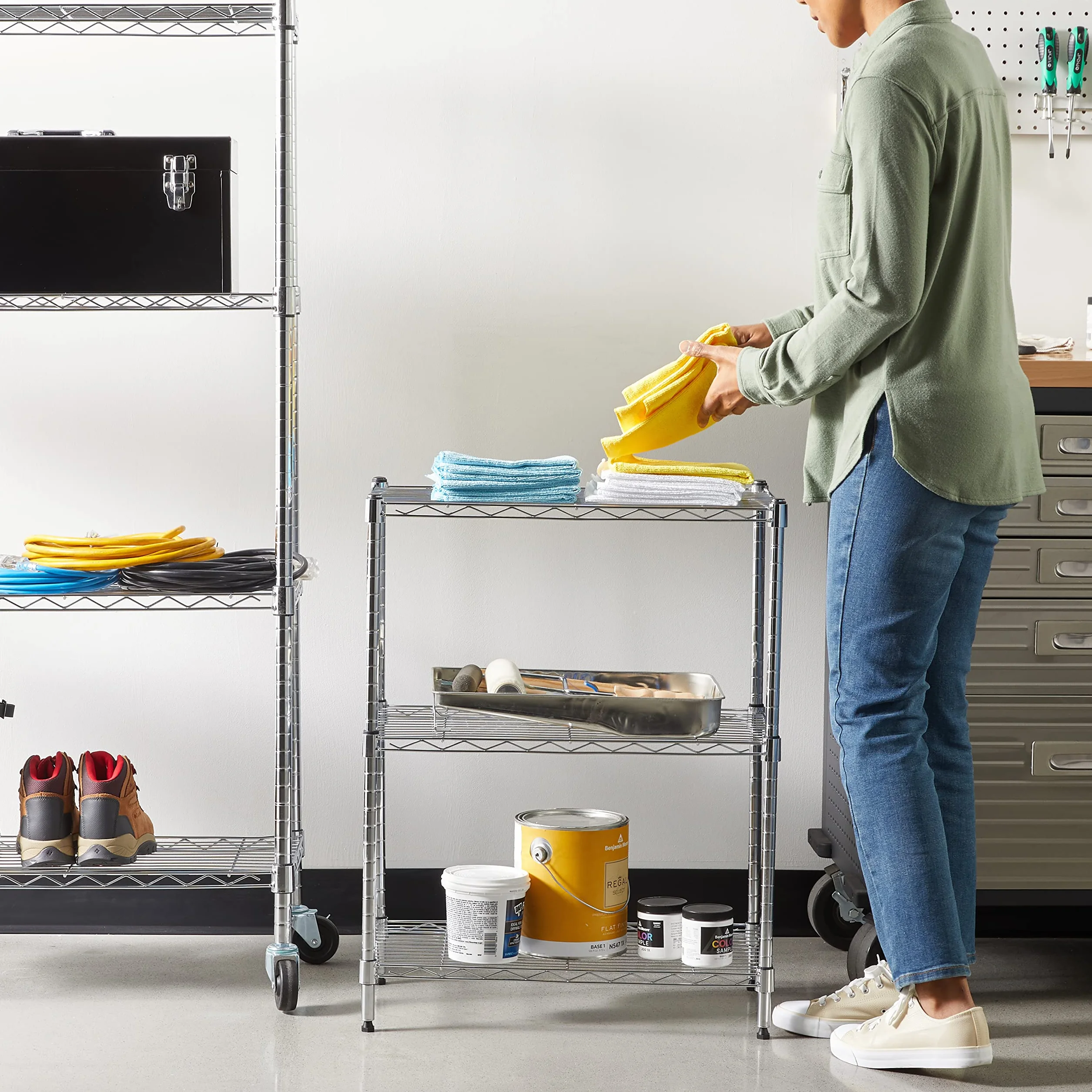 Amazon Basics Scaffaliera a 3 ripiani stretti, altezza dei ripianie piedini di livellamento regolabili, peso massimo 340 kg, Cromo, 34 x 58.9 x 76.2 cm (D x W x H)