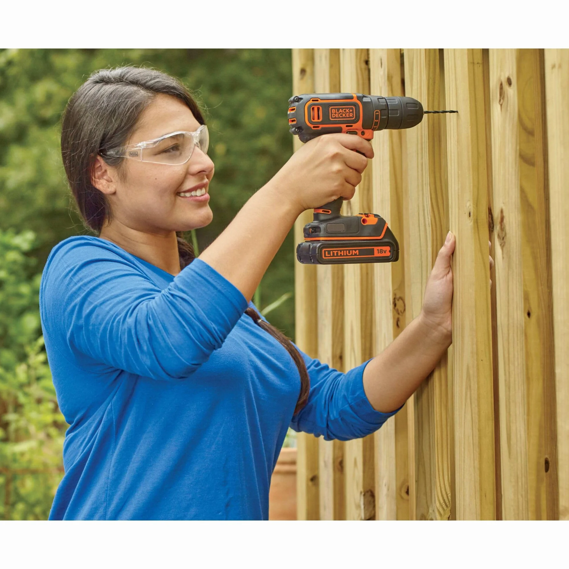 BLACK+DECKER Trapano avvitatore a batteria 18V a 1 velocità. In dotazione: una batteria agli ioni di litio da 18V/1,5Ah e un caricabatterie in una custodia