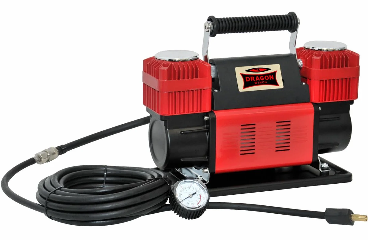 Dragon Winch Compressore aria Portatile 12V | 10,3 BAR / 150 PSI con una capacità di 300 l/min + tubo a spirale con manometro, punta della valvola, borsa per il trasporto, 3x punte intercambiabili