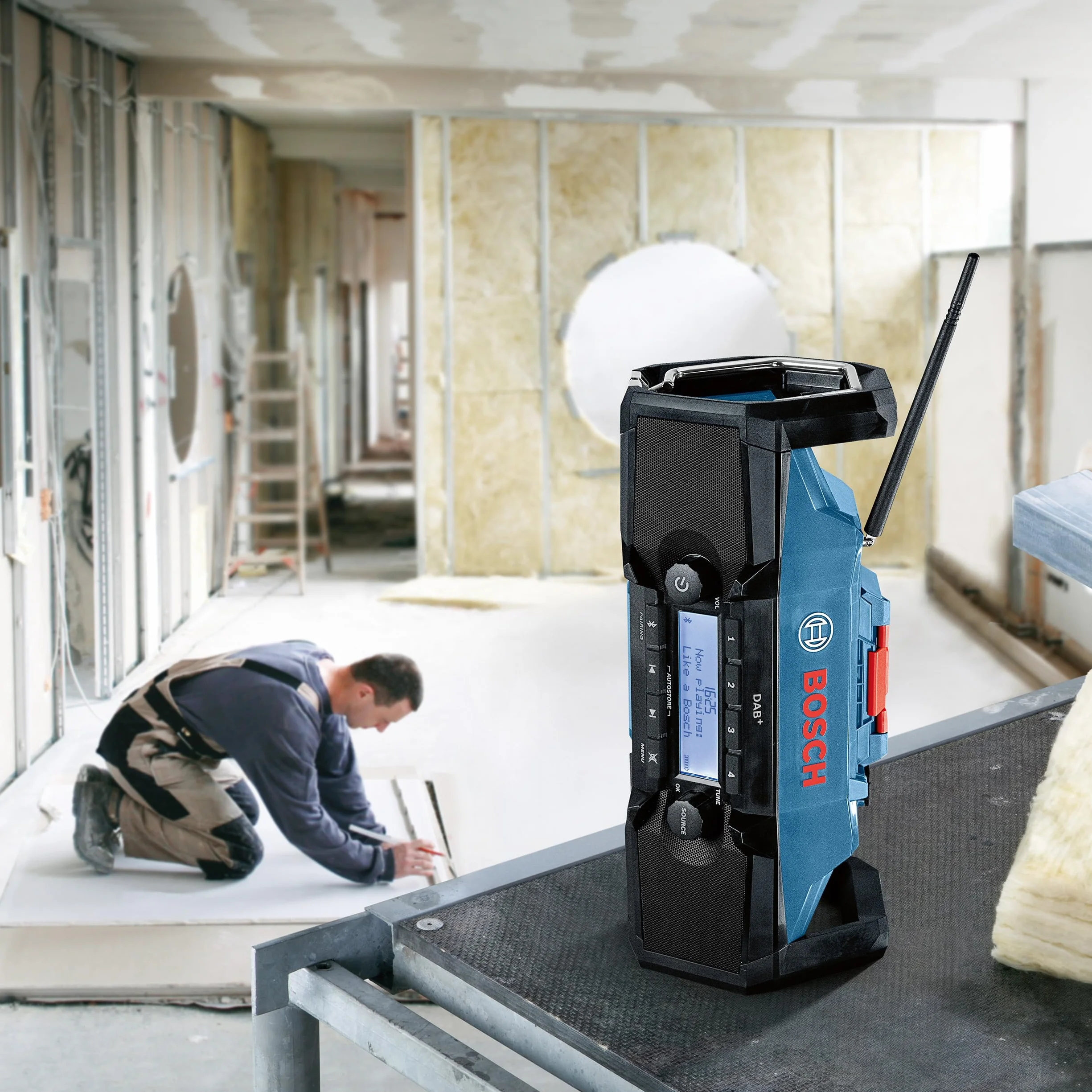 Bosch Professional 18V System Radio da cantiere a batteria GPB 18V-2 SC (ricezione tramite DAB+, Bluetooth, FM e AUX, incl. 1 alimentatore, 1 cavo AUX, 1 batteria a bottone al litio da 3V CR2032)