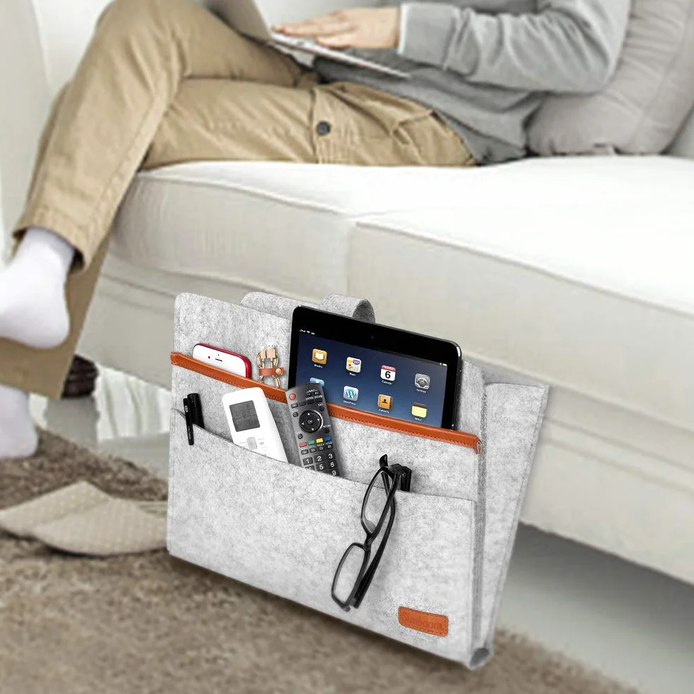SIMBOOM Organizer per letto, 4 Tasche Portaoggetti per Letto o Divano, Borsa in feltro Comodino per iPad, Tavoletta, Riviste, Telecomando, Cellulare, Occhiali - Grigio Chiaro
