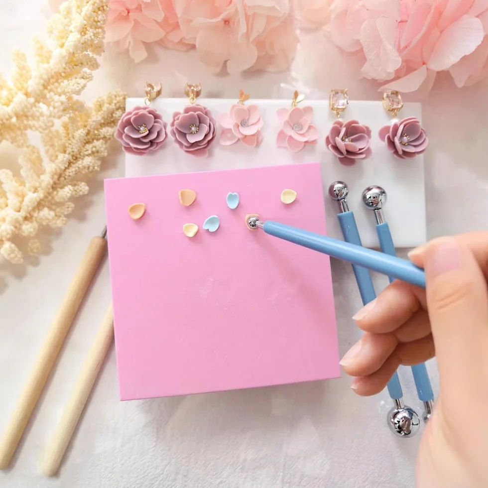 Strumenti Per Modellare Argilla 10 Pcs Polymer Clay Tools 5 Penna per Punteggiare 4 Strumenti a Sfera in Metallo e 1 Cuscinetto Magico per Petali, kit per la Creazione di Orecchini in Argilla
