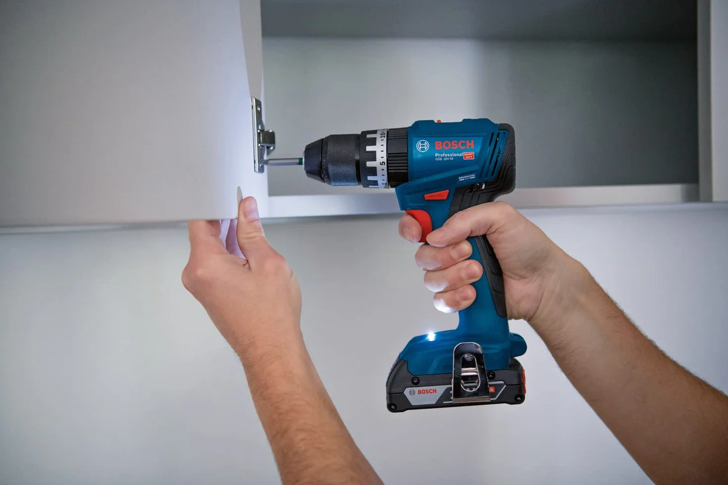 Bosch Professional 18V System Trapano avvitatore con percussione a batt. GSB 18V-45 (velocità di rotazione di 1.900 giri/min, 2 batt. da 2.0 Ah, accessori, GAL 18V-20, L-Case) - Amazon Exclusive Set