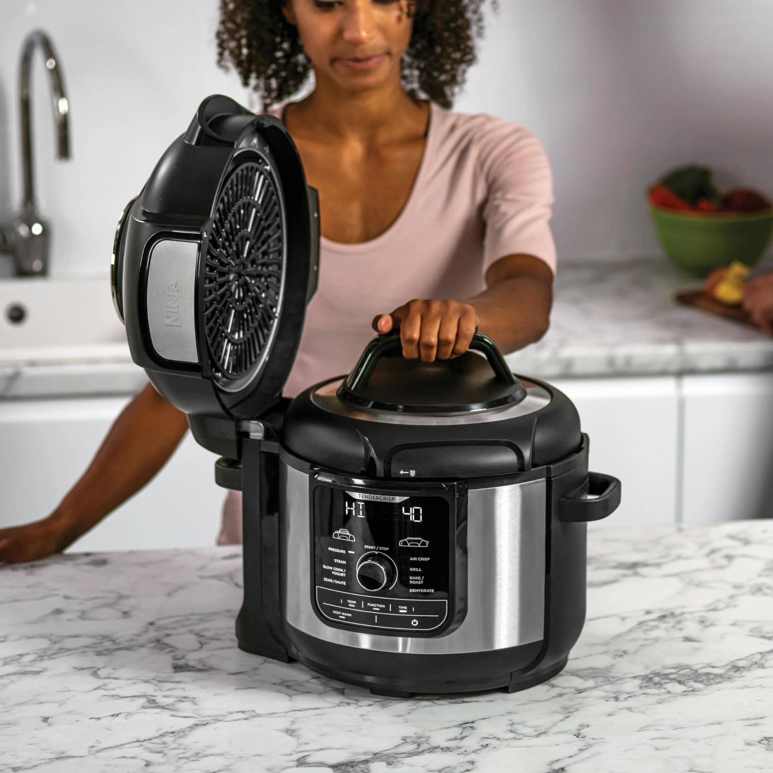 Ninja Foodi MAX Multicooker, 9 in 1, 7.5L, 9 Funzioni di Cottura, Pentola a Pressione, Friggitrice ad Aria, Cottura Lenta, Griglia e Altro, Acciaio Satinato/Nero, OP500EU