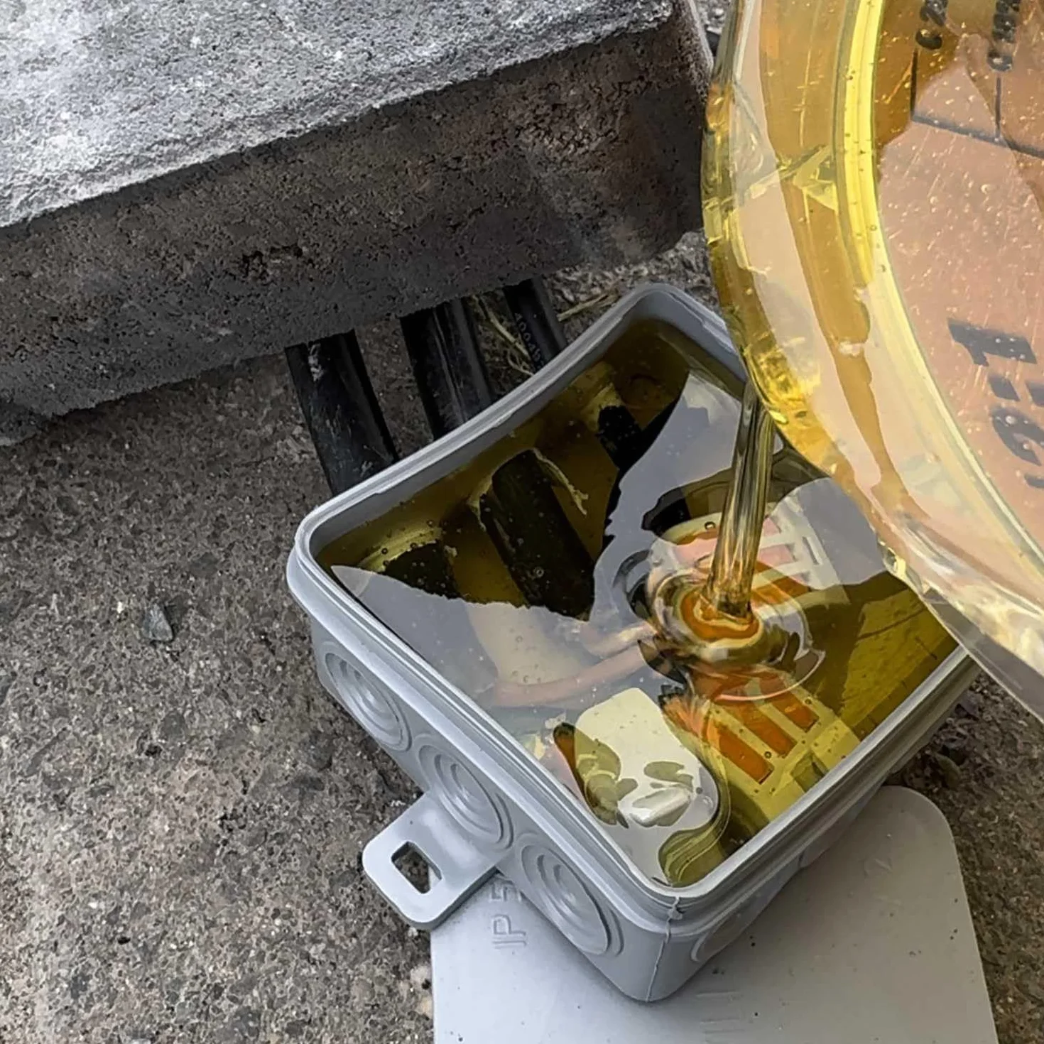 Resina epossidica elettrocolata IP68 e IP69 fino a 1000 Volt, 4,0 kg marrone traslucido (trasparente) – impermeabile per scatole di derivazione, circuiti, manicotti per cavi, ecc.