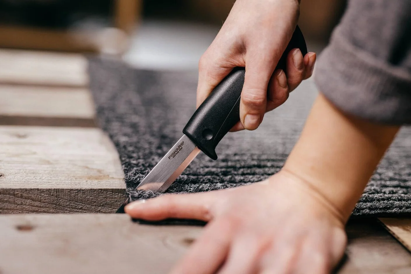 Fiskars Coltello per lavori fai-da-te, Include fodero con affilalama, Lunghezza totale: 21,1 cm, Nero, 1023617