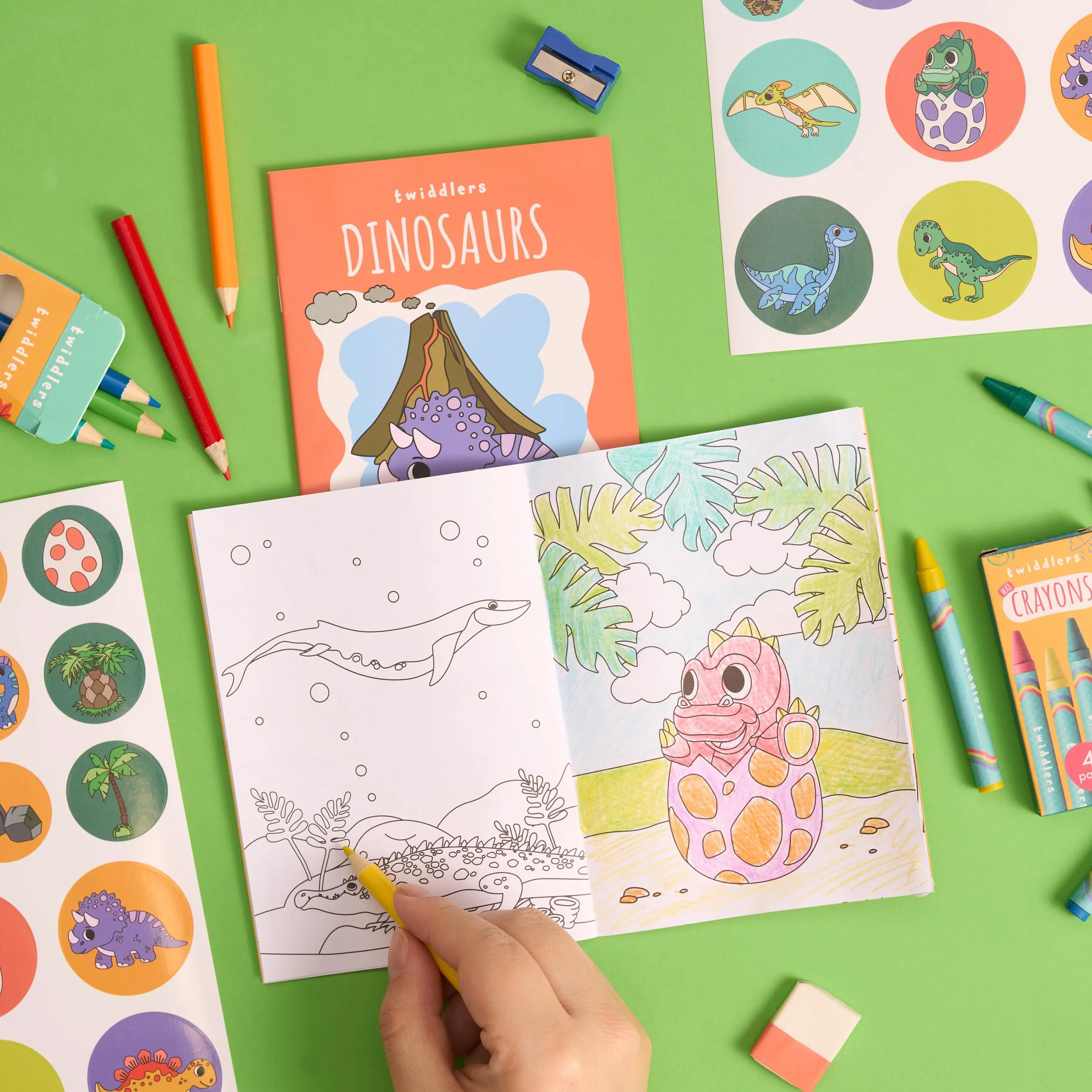 THE TWIDDLERS 36 Mini Libri da Colorare per Borse da Festa, con Adesivi - Tema Dinosauri, Mini Libri A6 per Bambini, Età 4-8 Anni, Piccoli Libri da Colorare Perfetti per Riempire le Borse da Festa