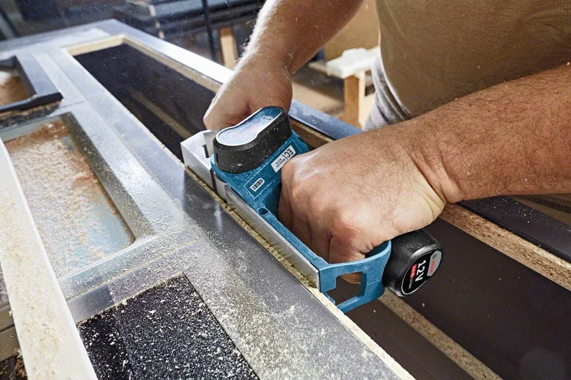 Bosch Professional 12V System Pialletto a batteria GHO 12V-20 (larg. di piallatura max.: 56 mm, senza batt./caricabatteria)