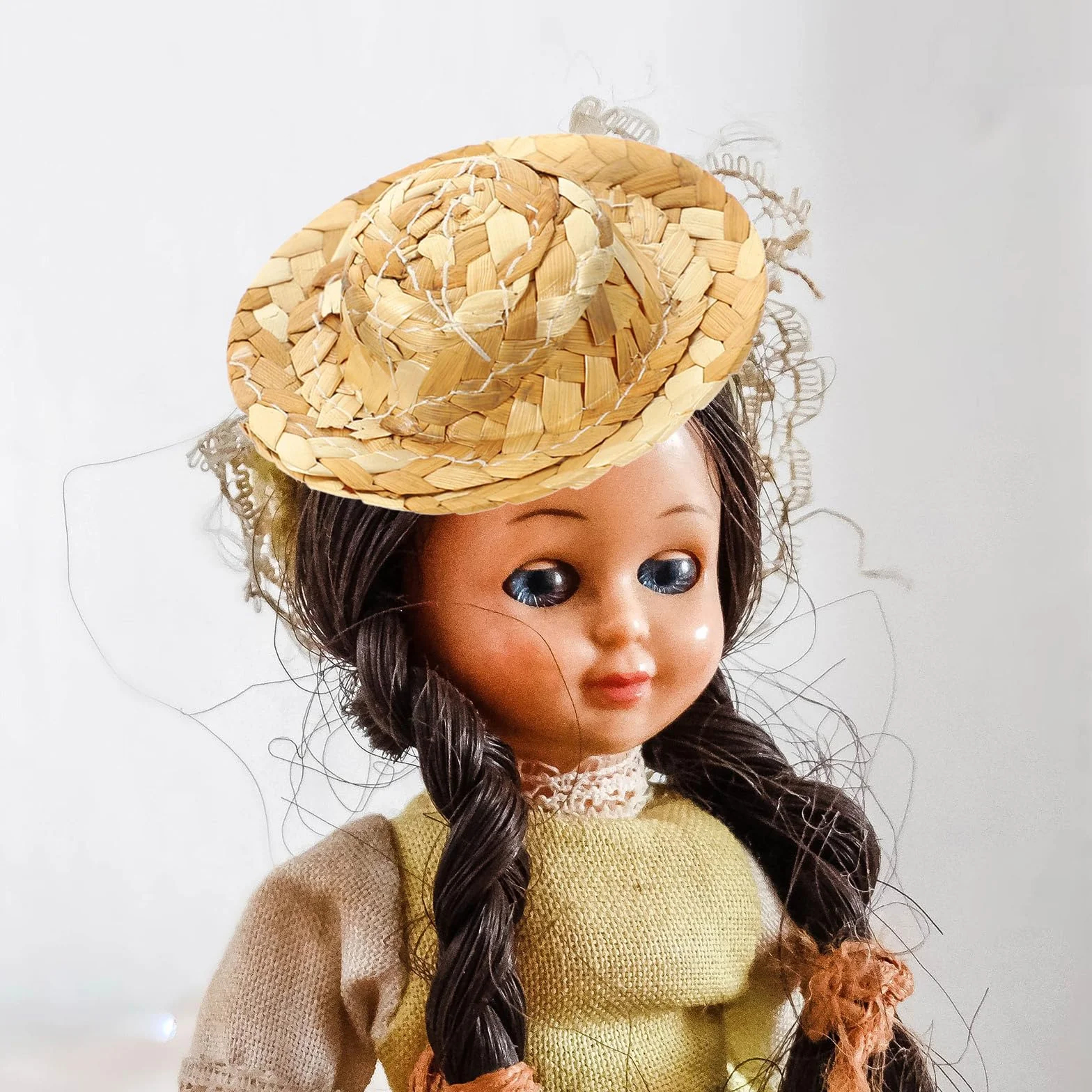TENDYCOCO 12Pcs Bambola a Miniatura Paglia Cappello A Mano A Maglia A Maglia Cappello Paglia Naturale Mini Cappello Bambola Cappello di Paglia Cappello per La Casa delle Bambole